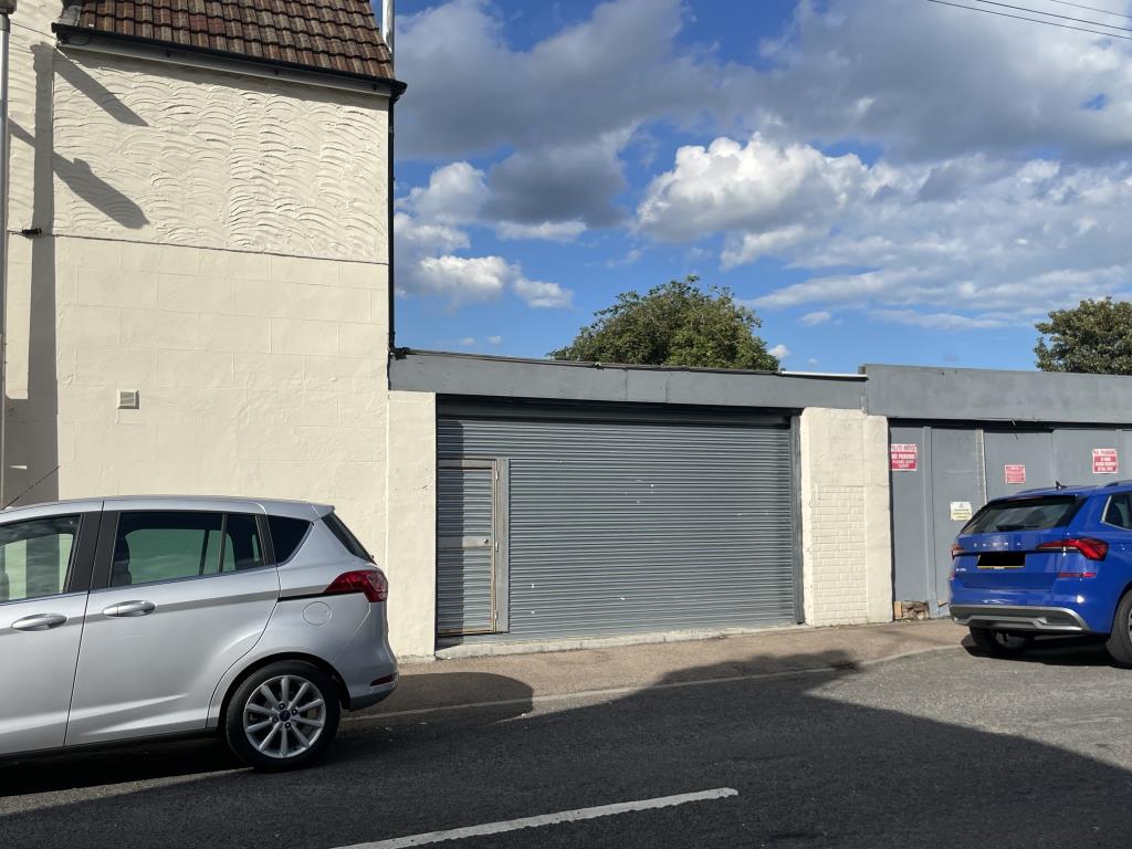 Lot: 149 - COMMERCIAL AND RESIDENTIAL INVESTMENT IN NEED OF STRUCTURAL REPAIR - garage at rear of investment property